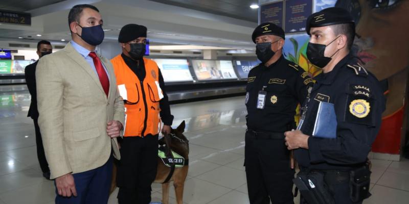 Supervisan trabajo del personal antinarcótico en el Aeropuerto La Aurora