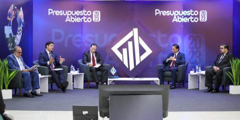 El ministro de economía, Dr. Janio Rosales (segundo de Izq, a Der) estuvo en la reunión.