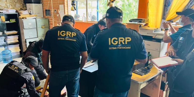 Decomisan celulares, drogas y objetos punzocortantes en requisa