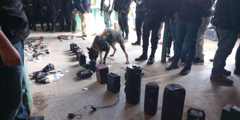 Localizan celulares, routers y objetos punzocortantes durante requisas en centros carcelarios