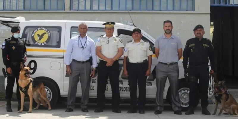 Embajada de Estados Unidos entrega unidad móvil canina  PNC