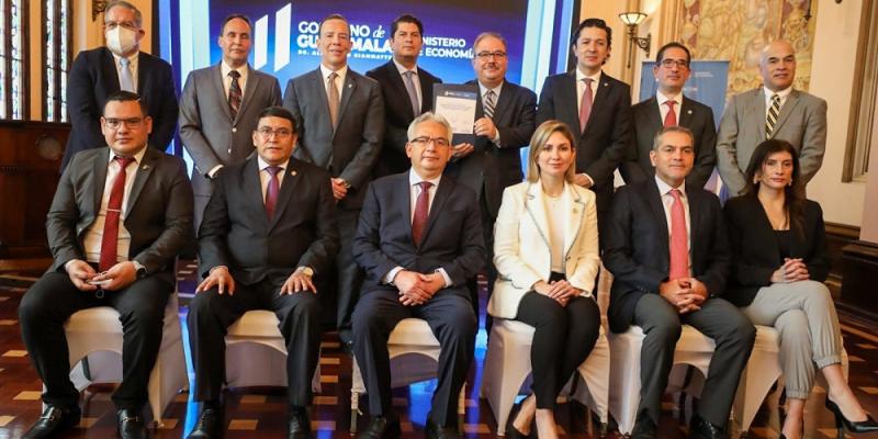 Firman acuerdo  multisectorial.