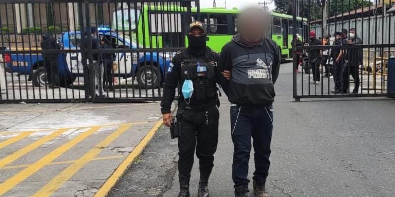 Presuntos extorsionistas capturados en allanamientos