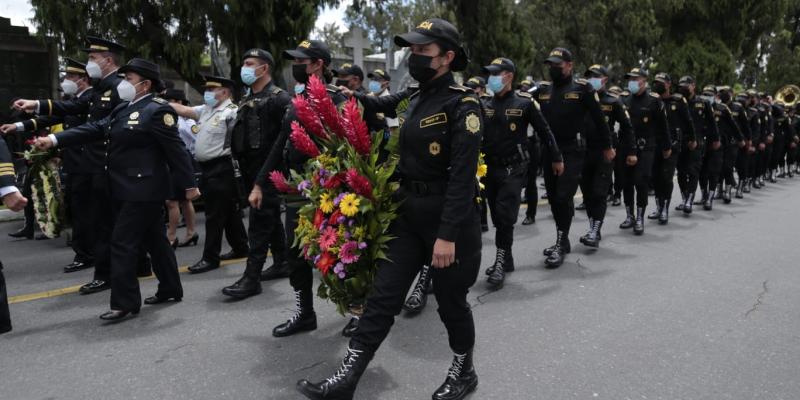 Mandos de PNC enfloran mausoleo policial