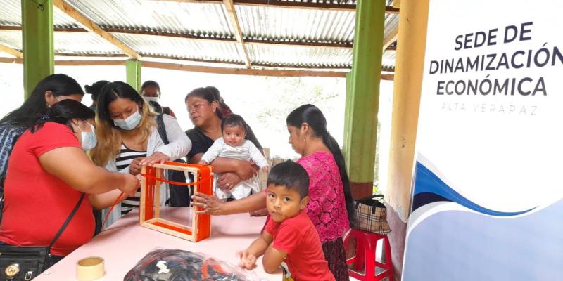 Mujeres reciben taller sobre elaboración de bolsas 