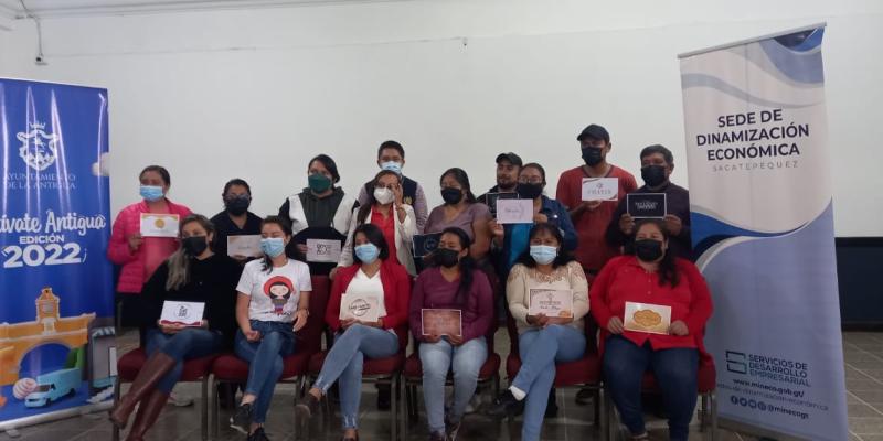 Varias personas aparecen recibiendo mostrando su trabajo