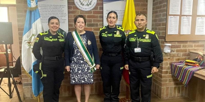 Policía de Colombia condecora a embajadora guatemalteca por contribuciones en cooperación