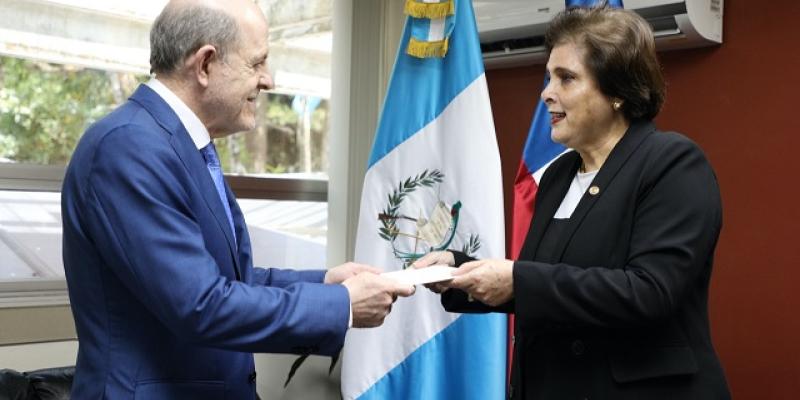 Embajador de Chile presenta Copias de Estilo a la viceministra de Relaciones Exteriores de Guatemala