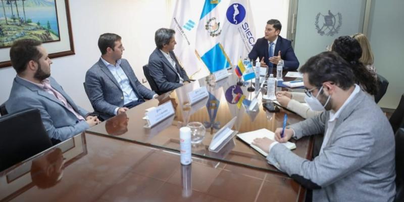 visita de representantes de una compañía de capital colombiano, del sector de manufacturas, quienes fueron atendidos por el Ministro Rosales y la Viceministra de Inversión y Competencia, Mgtr. Francisca Cárdenas.