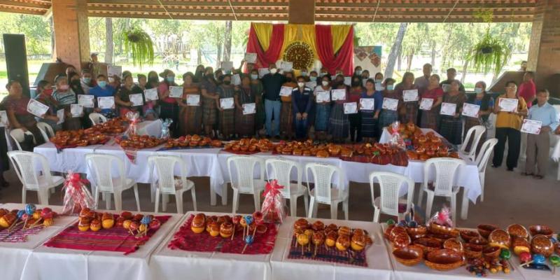 Usuarias de Beca Artesano en Rabinal, Baja Verapaz