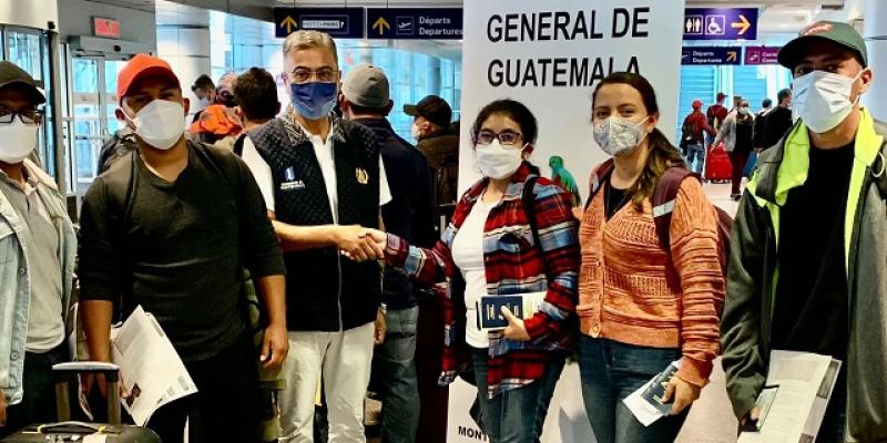Gobierno de Guatemala recibe a 166 trabajadores temporales connacionales en Montreal, Canadá 