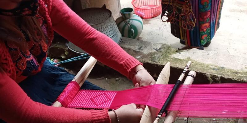 Tejedora Artesanal elabora güipil a mano.