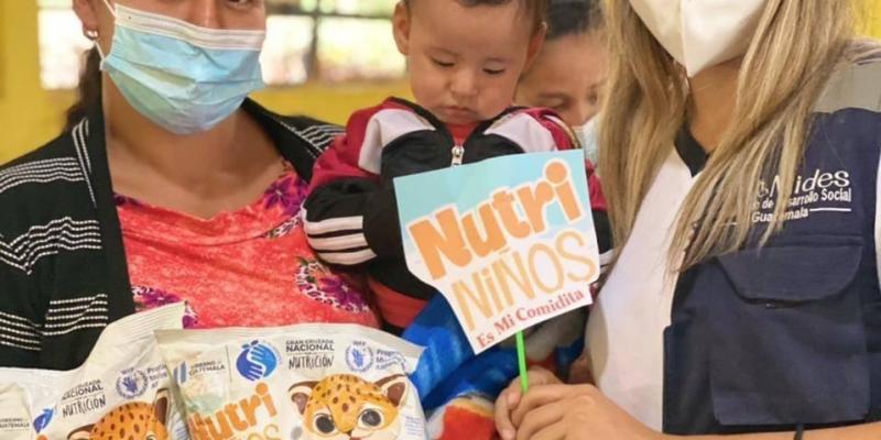 Personal de Mides entregando producto NutriNiños