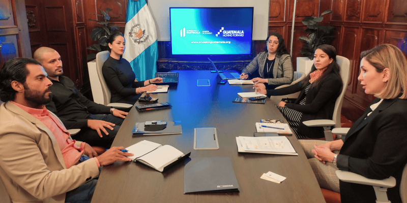 Autoridades de MINECO en reunión con empresarios Cataríes y de India