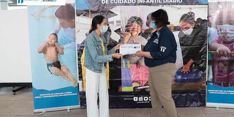 Las representantes de los centros recibieron las acreditaciones