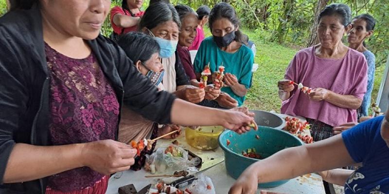 Mujeres elaborando boquitas en taller de elaboración de alimentos para emprender un negocio