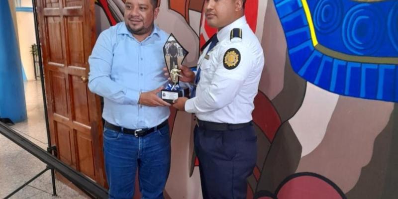 Reconocen labor de agente de PNC en El Tejar Chimaltenango