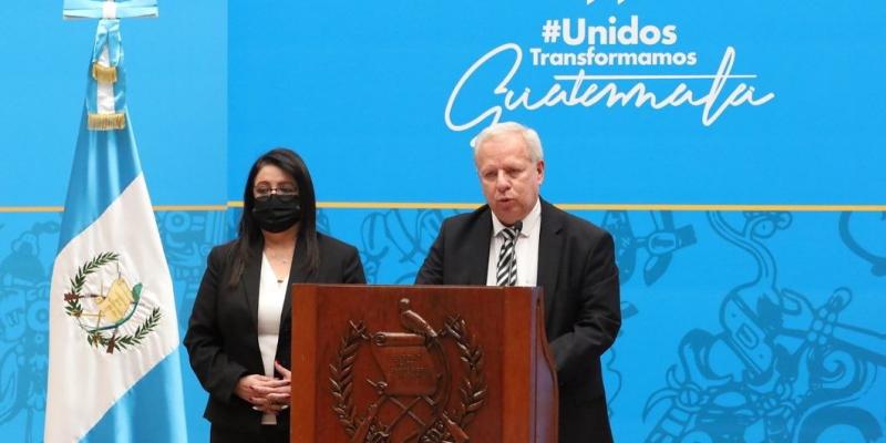 Viceministro de Edificios Estatales y Obras Públicas en conferencia de prensa