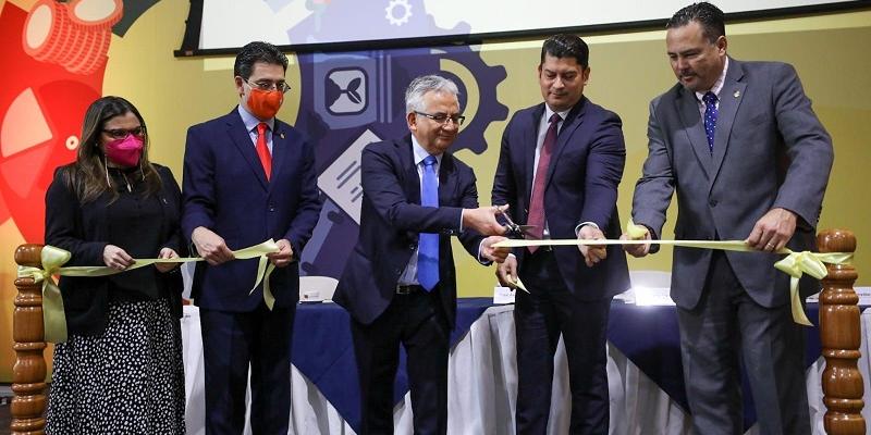 El Ministro de Economía Dr.  Janio Rosales (segundo de Der. a Izq) participó en la inauguración del Congreso.