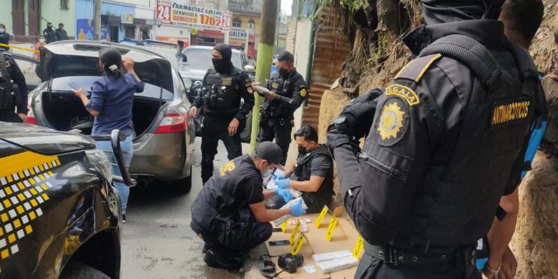 PNC inspecciona vehículo con posibles ilícitos en Mixco