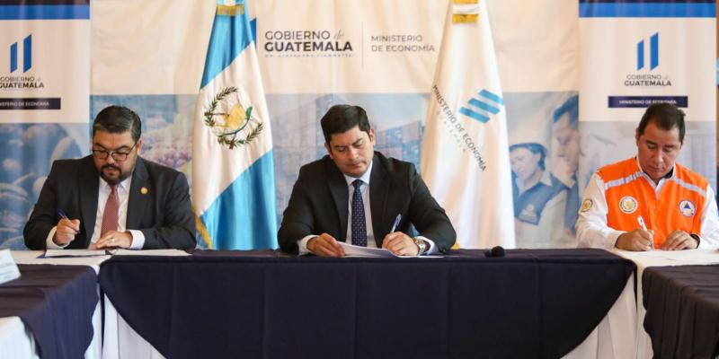 El  ministro de Economía, Dr. Janio Rosales (centro) suscribió el convenio con MEM y CONRED