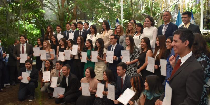 Entrega de becas a 38 guatemaltecos que realizaran estudios superiores en Taiwán  