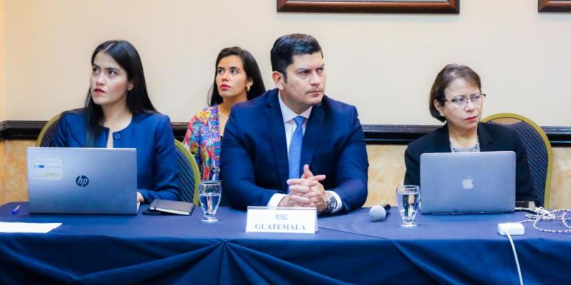 El Ministro de Economía Dr.  Janio Rosales (centro) participó en la actividad. 