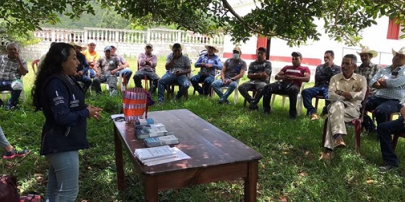 Los productores reciben una capacitación  dentro de la agenda programada.