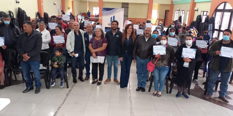 Los productores reciben sus diplomas.