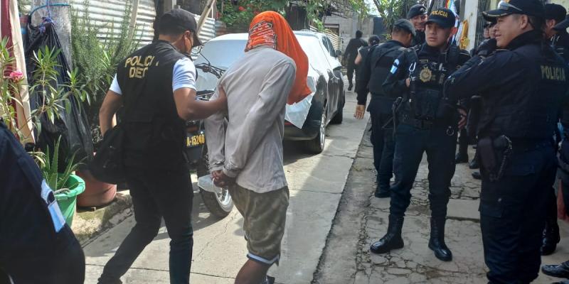 Implicado en asesinato de mujer es detenido en allanamientos