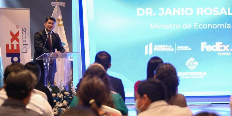 El ministro de economía, Dr. Janio Rosales, durante su disertación con FedEx.