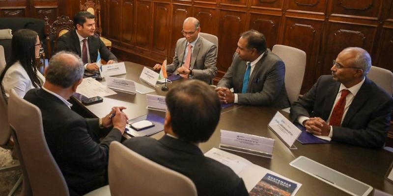 El ministro de economía, Dr. Janio Rosales (en el extremo de la mesa) presidió la reunión.