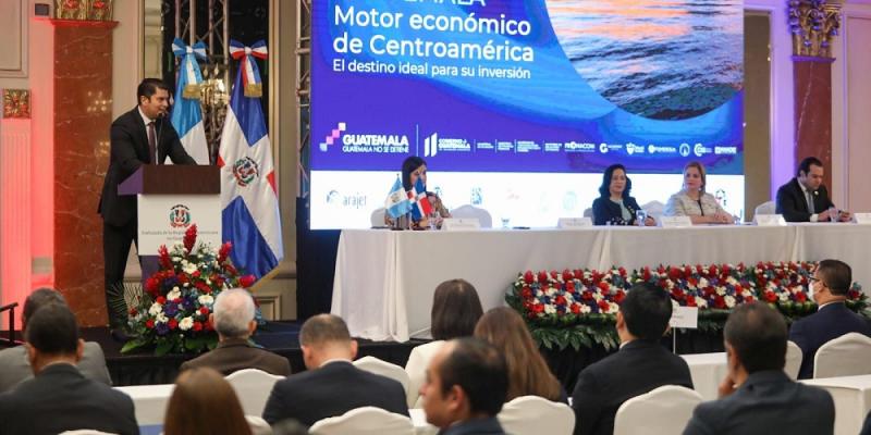 El Ministro de Economía Dr.  Janio Rosales participó en el acto de inauguración del evento.