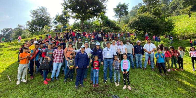 Patrullas Ambientales del MARN y estudiantes de Jutiapa reforestan