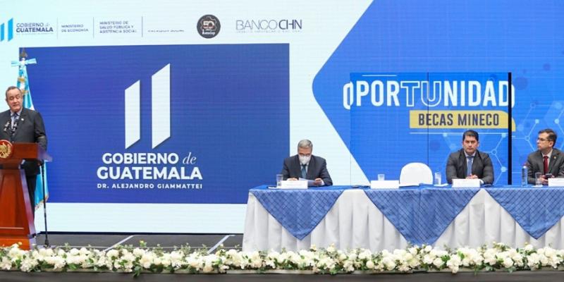 El presidente Giammattei presidió el evento de entrega de becas.
