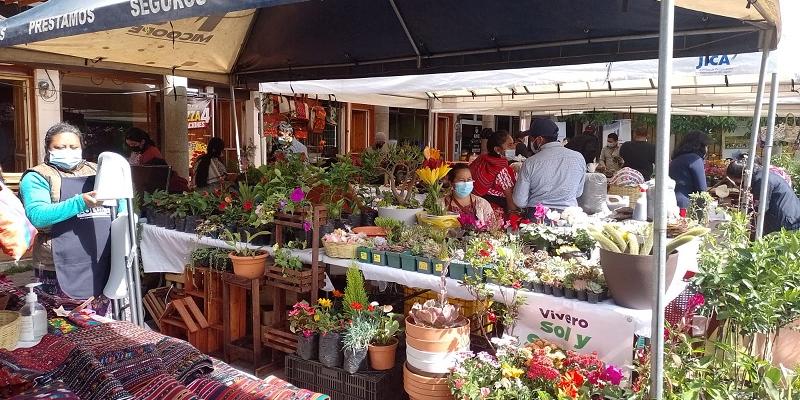 Artesanos participan en feria.