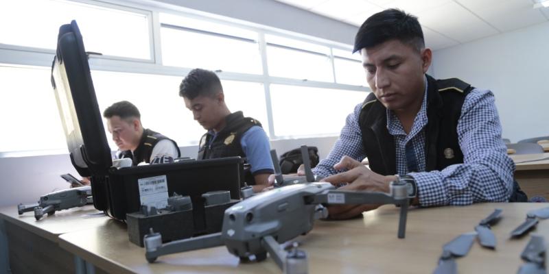 Investigadores se capacitan en manejo de drones