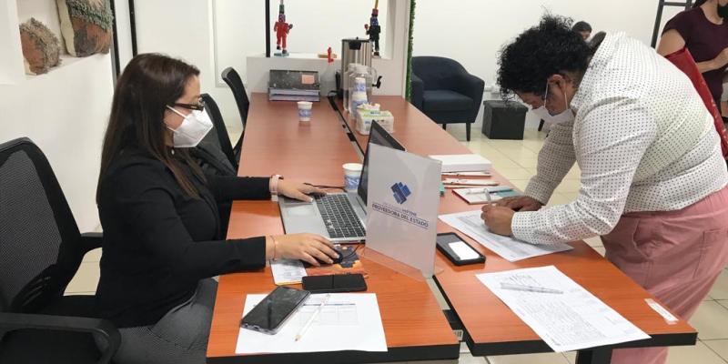 Mujer recibe instrucción por parte de otra persona sobre capacitación para ser proveedora del Estado