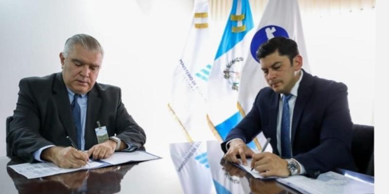 El Ministro de Economía Dr.  Janio Rosales (Der) suscribió la carta de entendimiento.