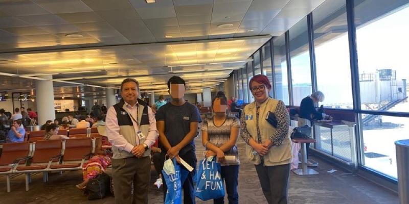 Gobierno asiste a padres guatemaltecos para reunificarse con sus hijas, dos niñas que fueron halladas en el desierto de Arizona, EE. UU. 