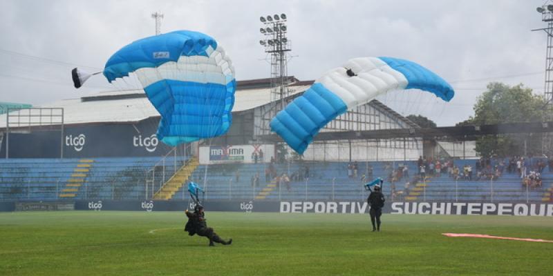 Demostración de Salto de Paracaidismo en festival patriótico