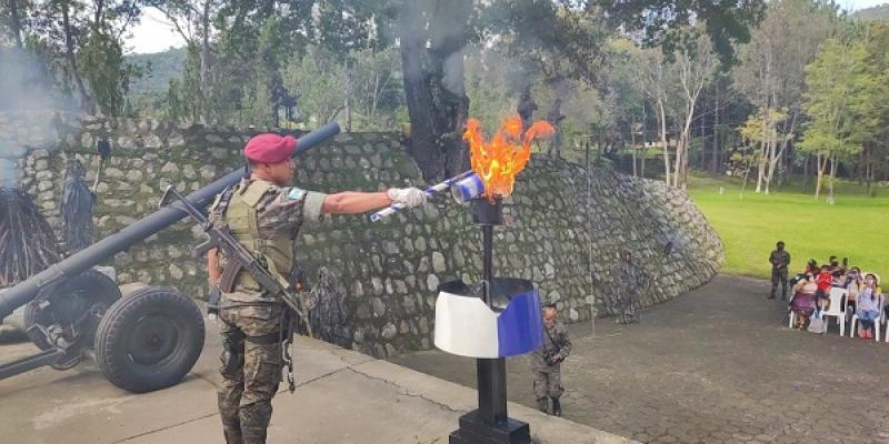 Unidades Militares del Ejército de Guatemala, avivan el fuego patrio con antorchas.