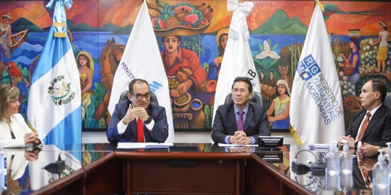 Directivos de Bantrab durante reunión con directora del RGM y el Viceministro de Garantías Mobiliarias