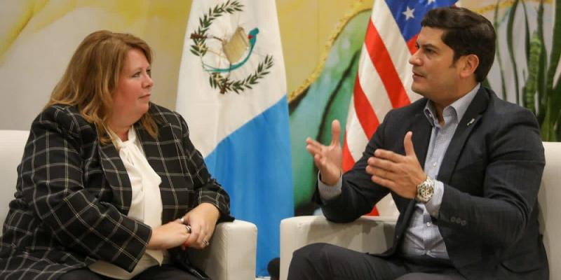 Heidi Robinson (Izq.) durante la reunión con el ministro de Economía, Dr. Janio Rosales.