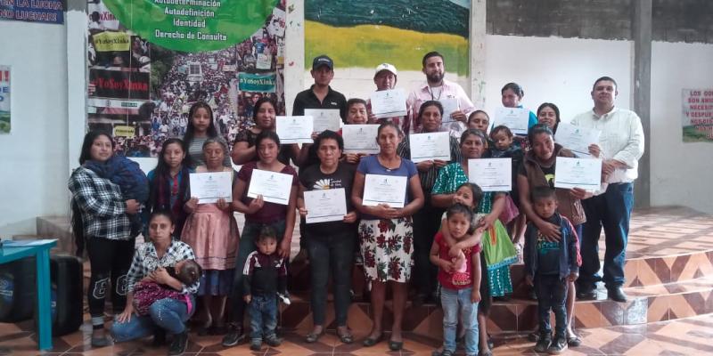 Personas reciben reconocimientos