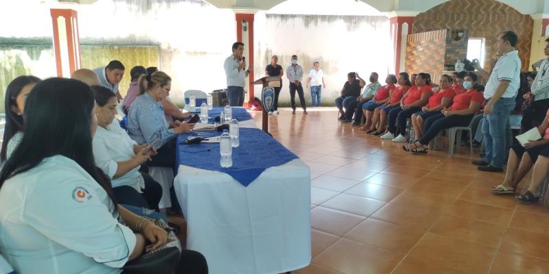 Personas reunidas en un salón recibiendo capacitación 