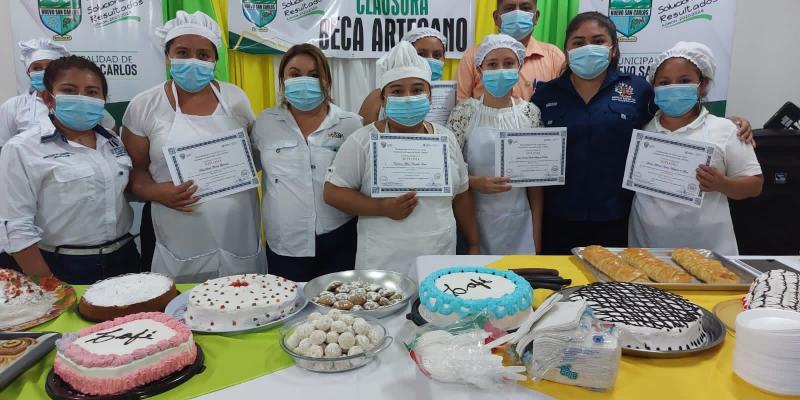 Usuarias de Beca Artesano en Nuevo San Carlos, Retalhuleu