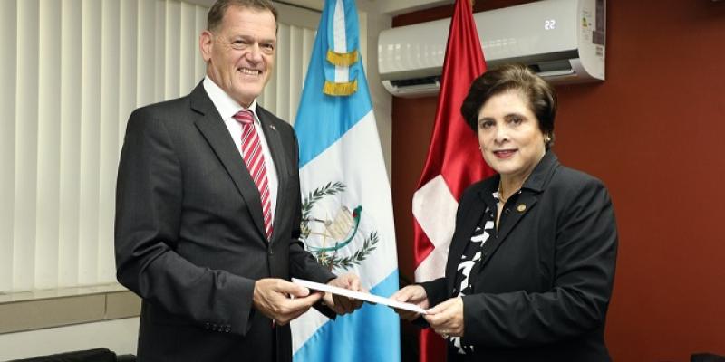 Embajador de la Confederación Suiza presenta Copias de Estilo en Guatemala 