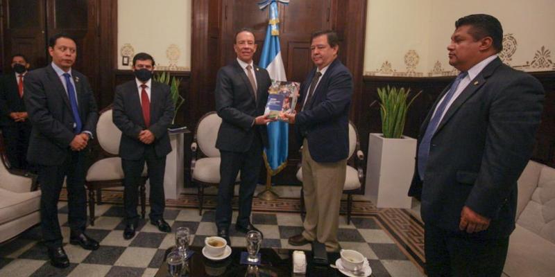 El ministro de Finanzas Públicas, Alvaro González Ricci, hizo entrega al Congreso de la República el Proyecto de Presupuesto de Ingresos y Egresos del Estado 2023