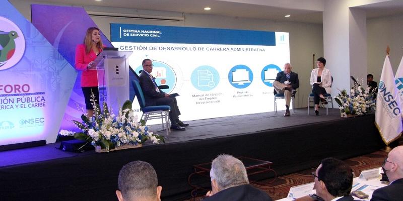 La Directora expuso en uno de los paneles del foro